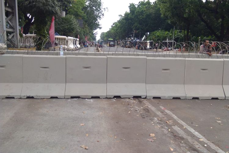 Jalan Medan Merdeka Barat, Jakarta Pusat, dipasangi kawat berduri dan barikade beton untuk mengantisipasi aksi unjuk rasa tolak kenaikan harga BBM, Senin (19/9/2022).