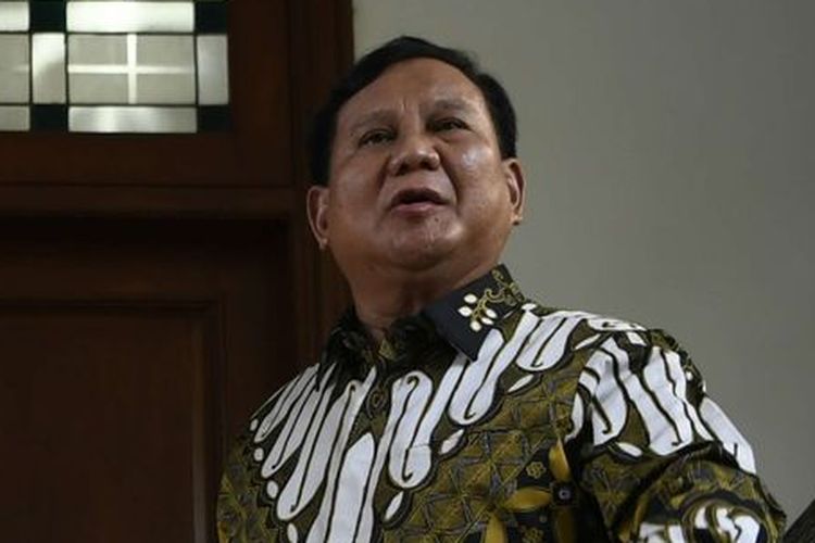 Ketua Umum PDI Perjuangan Megawati Soekarnoputri (kiri) dan Ketua Umum Partai Gerindra Prabowo Subianto (kanan) memberikan keterangan pers usai pertemuan tertutup di Jakarta, Rabu (24/7/2019). Pertemuan kedua tokoh nasional bersama sejumlah elit Partai Gerindra dan PDI Perjuangan tersebut dalam rangka silaturahmi pasca Pemilu Presiden 2019.