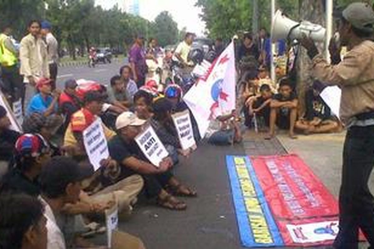 Sekelompok orang menggelar aksi di depan Balai Kota Jakarta, Jumat (29/10/2010) sore, untuk menuntut Gubernur DKI Jakarta Fauzi Bowo mundur dari jabatannya. Foke, sapaan Fauzi Bowo, dinilai tak becus dalam mengantisipasi banjir dan macet di Jakarta.