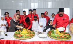 Peringati Hari Lahir Pancasila, PDI-P Jatim Gelar Upacara Bendera dan Santuni Anak Yatim Piatu