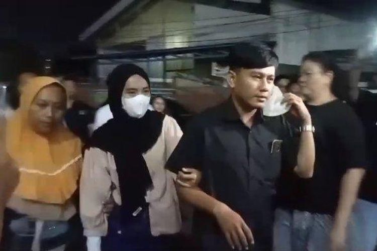 Detik-detik Linda, sahabat Vina tiba di Mapolres Cirebon Kota untuk menjalani pemeriksaan terkait kasus Vina dan Eki, Senin (27/5/2024). 

