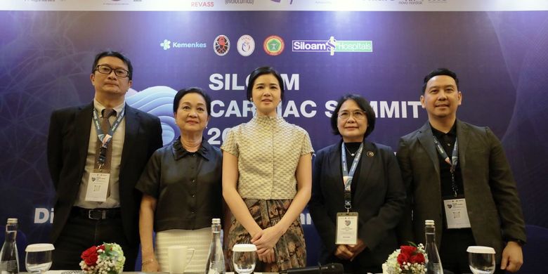 Konferensi pers Siloam Cardiac Summit 2025 yang dihadiri oleh dr. Dicky Aligheri Wartono, Sp.BTKV (K), dr. Grace F. Indradjaja, Medical Managing Director Grup RS Siloam, Caroline Riady, CEO & Grup RS Siloam, Dr. dr. Antonia Anna Lukito, Sp.JP (K), dan dr. Vireza Pratama Sp.JP (K).