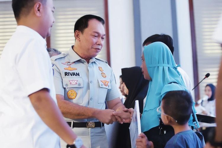 Direktur Utama Jasa Raharja Rivan A. Purwantono, didampingi sejumlah pimpinan dari KAI mengunjungi salah satu korban kecelakaan Kereta Api yang terjadi Jumat lalu
