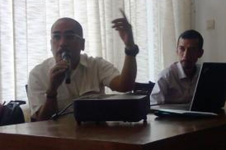Direktur High Performance Unit (HPU) BTN PSSI, Demis Djamaoeddin (kiri), dan Sekretaris BTN, Sefdin Syaifudin, saat memberikan keterangan kepada media di kantor PSSI, Selasa (2/9/2014),  