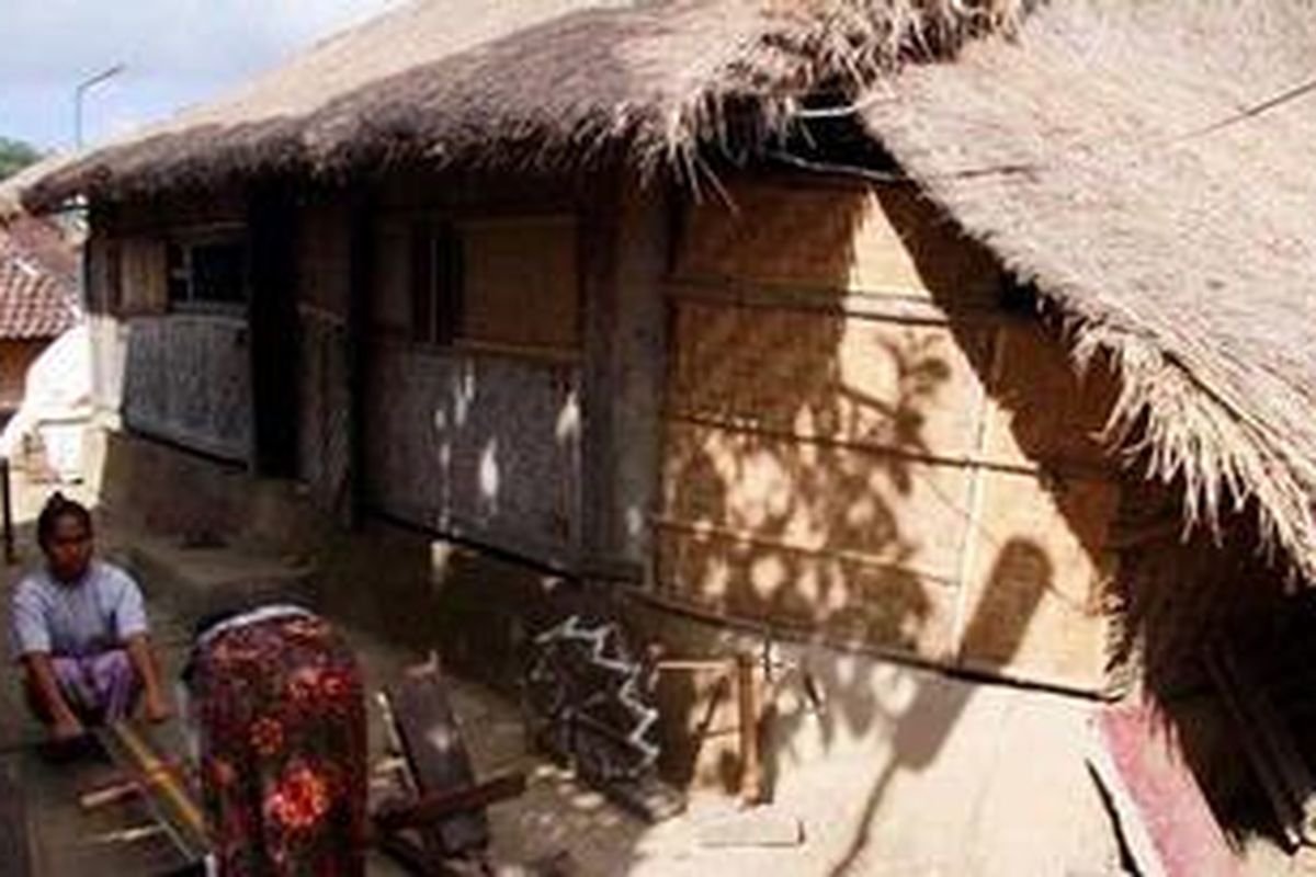 Warga dusun Sade, Desa Rembitan, Lombok Tengah, NTB, membuat kerajinan kain tenun, Jumat (8/7/2011). Dusun Sade merupakan salah satu dusun yang dihuni oleh suku Sasak, dan terkenal sebagai sentra penghasil kerajinan tenun khas Lombok.