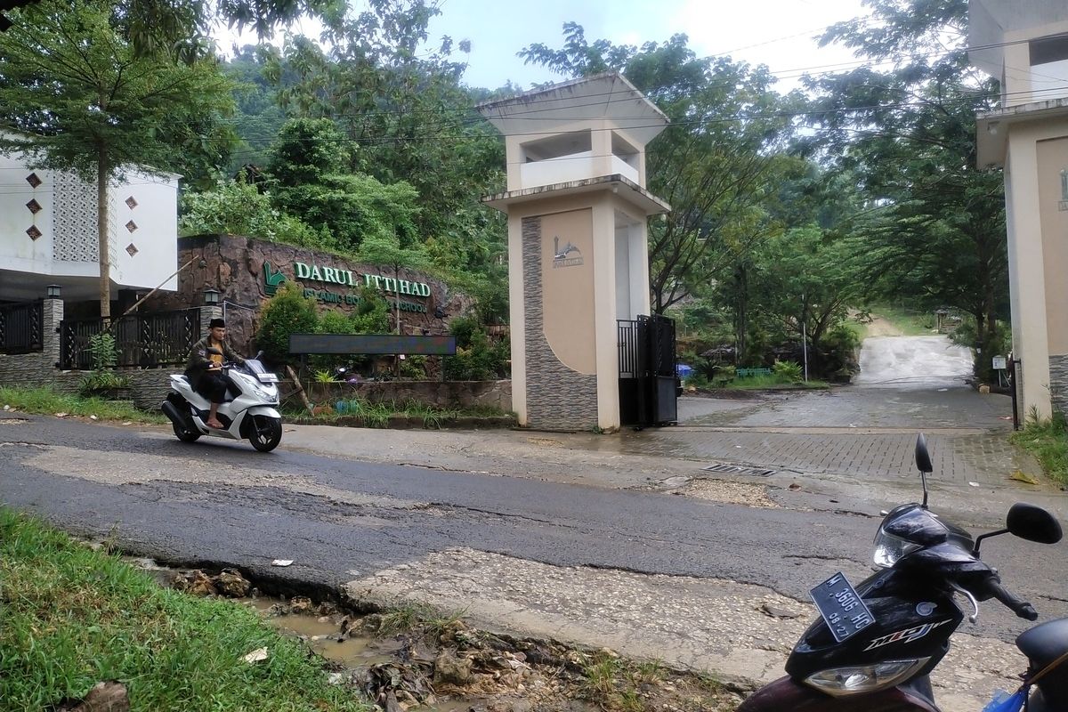 Halaman pondok pesantren Darul Ittihad di Desa Campor, Kecamatan Geger, Kabupaten Bangkalan