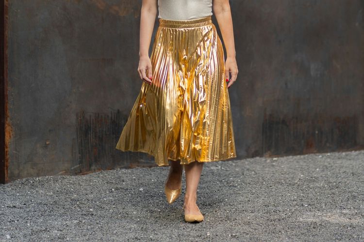 Ilustrasi rok berwarna emas.