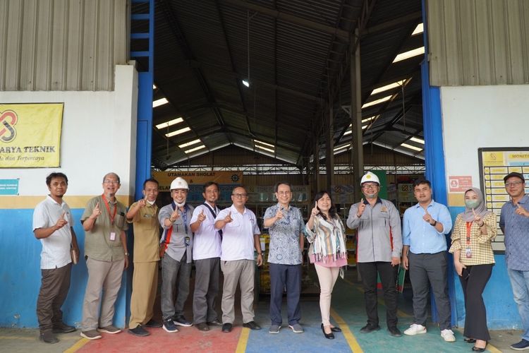 Jajaran Pengurus Yayasan Dharma Bakti Astra (YDBA) mengunjungi pabrik milik PT. Bimuda Karya Teknik di Tegal, Jawa Tengah pada tahun 2023. PT. Bimuda Karya Teknik merupakan salah satu UMKM manufaktur otomotif binaan Astra melalui YDBA.