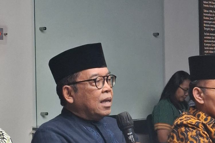 Ketua Steering Committee (SC) Munas XI MUI, KH Masduki Baidlowi saat berkunjung ke Kompas Gramedia di Bentara Budaya Art Gallery, Menara Kompas, Jakarta, Selasa (18/11/2025)