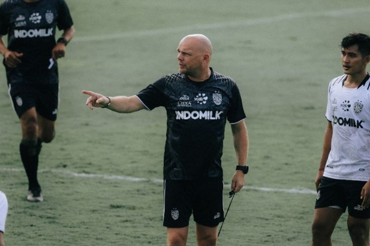 Pelatih Bali United Johnny Jansen memimpin latihan untuk persiapan Super League 2025-2026.
