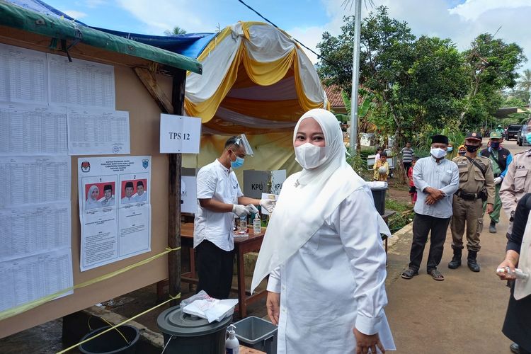 Petahana sekaligus Calon Bupati Pandeglang Irna Narulita melakukan pencoblosan di TPS 12 Kelurahan Cigadung, Karangtanjung, Rabu (9/12/2020).
