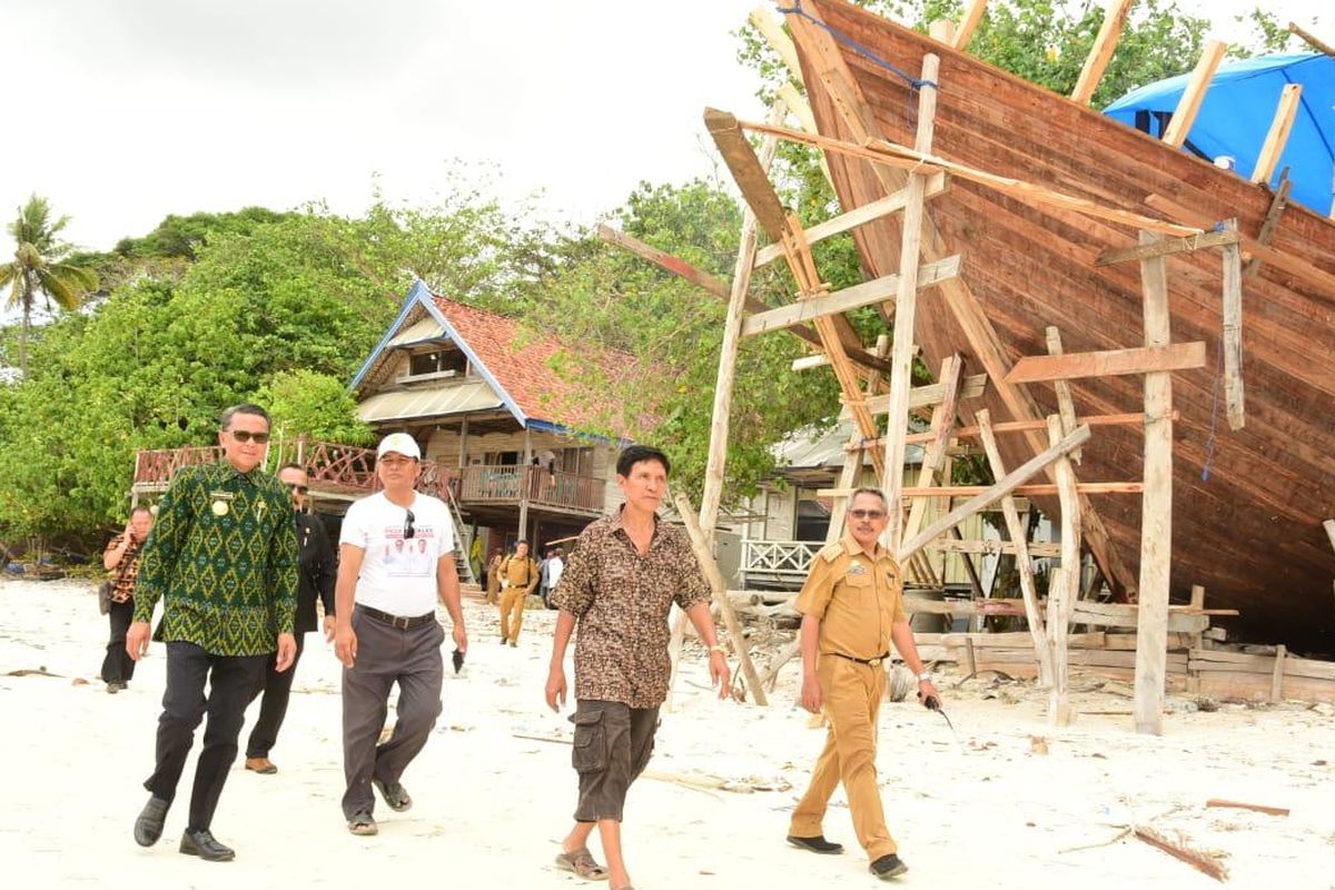 Gubernur Sulawesi Selatan (Sulsel) Nurdin Abdullah (paling kiri) saat kunjungan kerja ke daerah pembangunan destinasi wisata unggulan di Desa Lembanna, Kecamatan Bonto Bahari, Senin (11/11/2019.