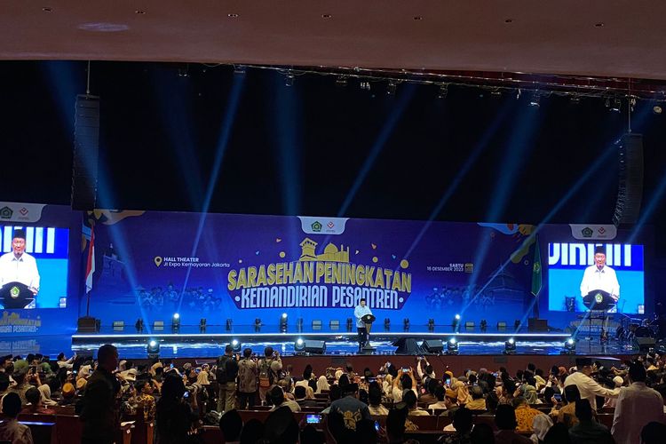 Calon presiden nomor urut 2, Prabowo Subianto memberikan sambutan dalam acara Sarasehan Peningkatan Kemandirian Pesantren yang diselenggarakan oleh Kementerian Agama (Kemenag) di Jiexpo Kemayoran, Jakarta, Sabtu (16/12/2023).