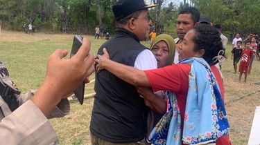 Saat Penyintas Gempa Peluk Gubernur NTT, 'Pak Bantu Kami'
