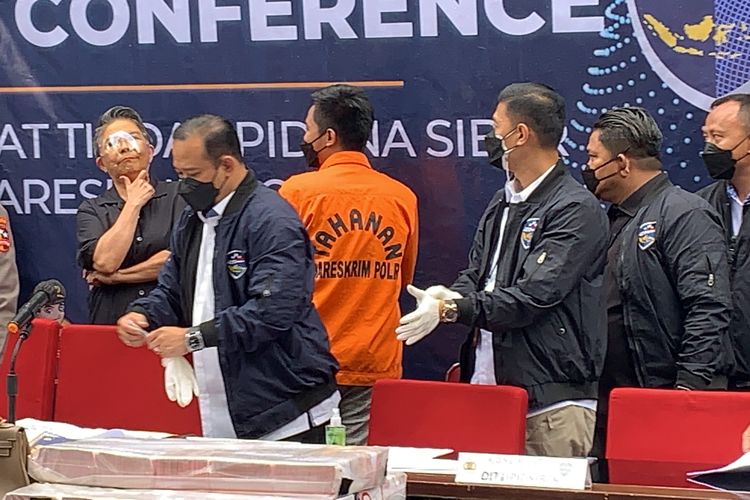 Doni Salmanan memakai baju tahanan berwarna orange saat dihadirkan dalam konferensi pers terkait kasus penipuan berkedok investasi di Bareskrim Polri, Selasa (15/3/2022).