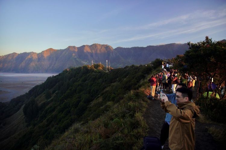 Sejumlah wisatawan mengabadikan gambar saat mengunjungi Bukit Mentigen di Kawasan Taman Nasional Bromo Tengger Semeru (TNBTS), Probolinggo, Jawa Timur, Selasa (5/9/2023). ANTARA FOTO/Irfan Sumanjaya/YU