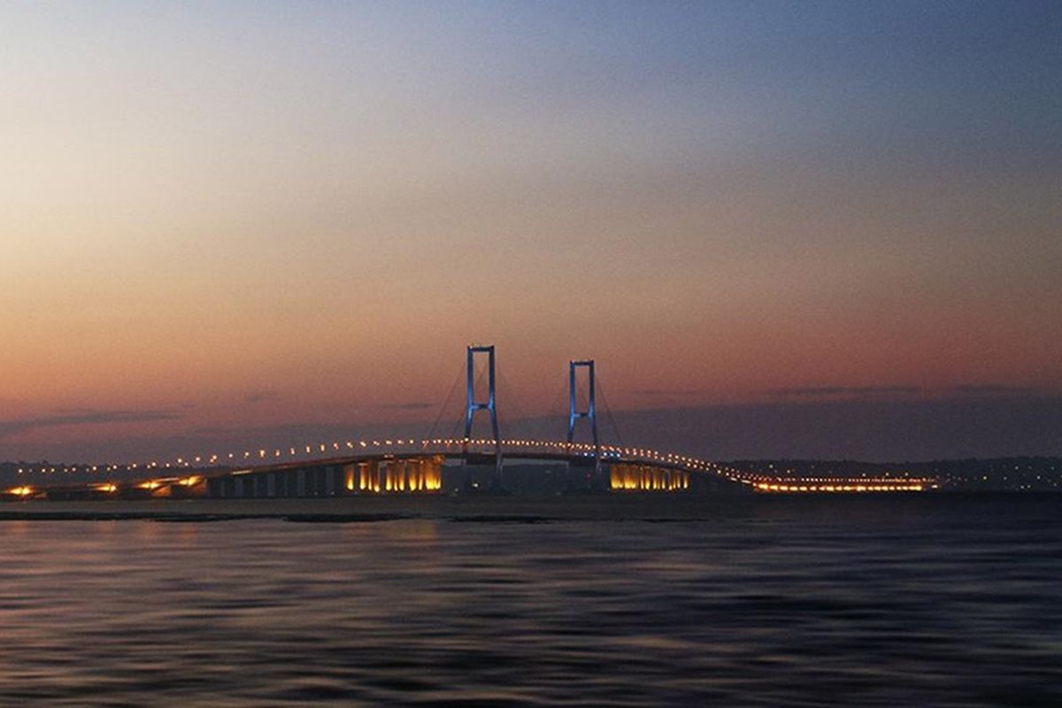 Jembatan Suramadu yang menghubungkan Surabaya dan Madura. 