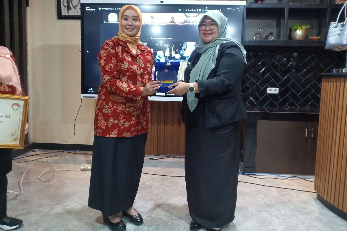 Penasehat DWP II Kemensos Intan Agus Jabo (kiri) dan Konsultan kanker Lembaga Kanker Indonesia Cici Puspita Sari. 