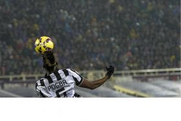 Gelandang Juventus, Paul Pogba, menyundul bola dalam laga Serie-A melawan Fiorentina di Artemio Franchi stadium di Florence, Jumat (5/12/2014).