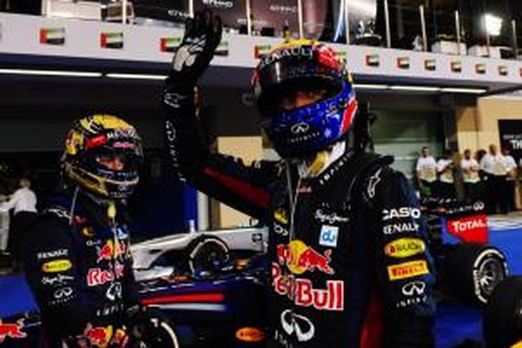 Pebalap Red Bull Racing asal Australia (kanan) melambaikan tangan di samping rekan satu timnya, Sebastian Vettel, setelah menyelesaikan GP Abu Dhabi yang berlangsung di Sirkuit Yas Marina, Minggu (3/11/2013).