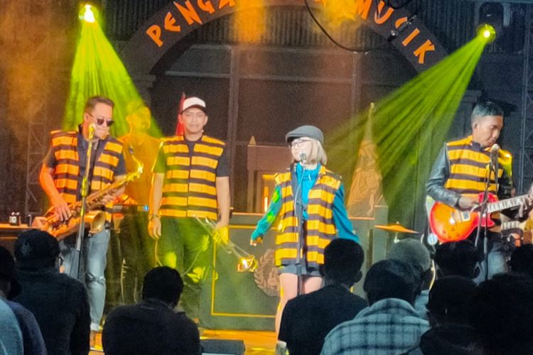 Penampilan Don Lego, band asal Bandung yang merupakan pionir kebangkitan ska di Indonesia. 