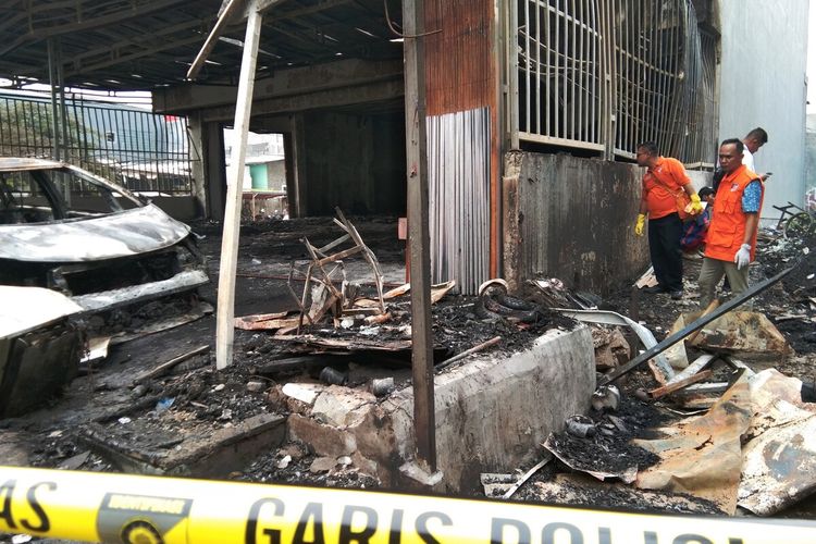 Petugas Polres Karawang bersama Puslabfor Mabes Polri melakukan olah TKP kebakaran toko mebel di Jalan Barata Raya, Perumnas Telukjambe, Karawang, Senin (16/12/2019).