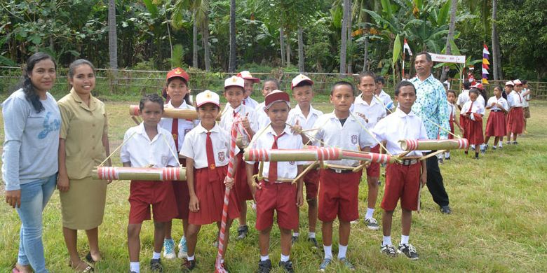 Siswa dan siswi SDK Waelengga, Kelurahan Watunggene, Kecamatan Kota Komba, Manggarai Timur, Nusa Tenggara Timur membawakan parade drumband bambu saat merayakan Hari Kemerdekaan ke-72 RI, Kamis (17/8/2017). Drumband bambu selalu ditampilkan oleh pelajar di Manggarai Timur dalam berbagai festival budaya baik tingkat kecamatan maupun kabupaten bahkan tingkat provinsi.