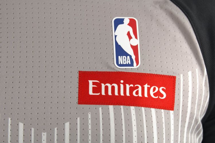 NBA bekerja sama dengan maskapai penerbangan global, Emirates. Logonya akan ditampilkan di semua baju wasit NBA dimulai pada NBA All-Star 2024, Senin (19/2/2024) pagi WIB. 
