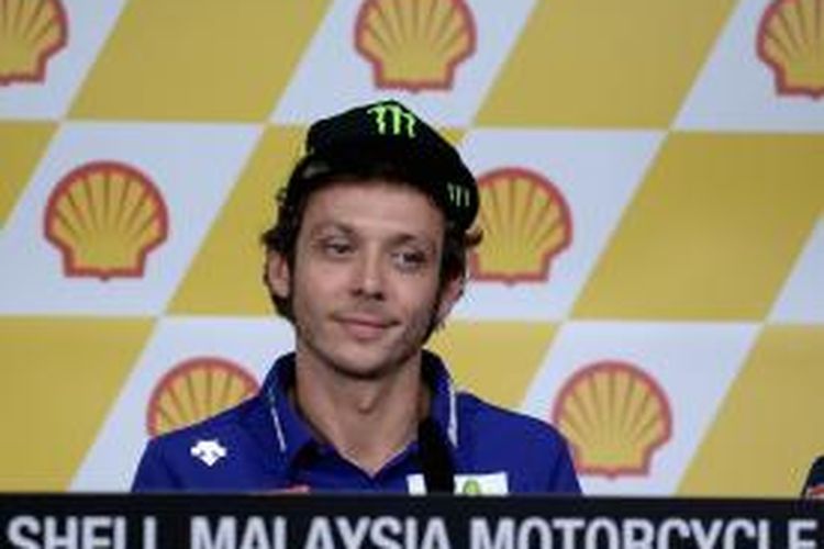 Pebalap Movistar Yamaha asal Italia, Valentino Rossi, bereaksi saat menghadiri konferensi pers jelang GP Malaysia di Sirkuit Sepang, Kamis (22/10/2015).