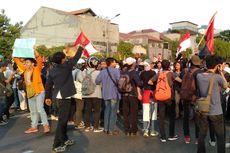 Tahan Emosi Demonstran, Mahasiswa dan Ojek Online Bergandengan Tangan Buat Barikade