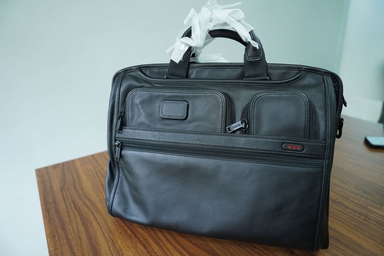 Tas Tumi termasuk dalam lelang barang sitaan KPK.