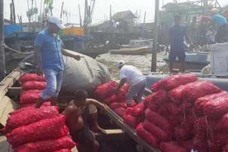 Kapal kayu tanpa nama membawa muatan dua ton bawang merah tanpa dokumen asal Malaysia diamankan prajurit TNI AL dari perairan Sungai Asahan, Sumatera Utara, Kamis (3/3/2016).