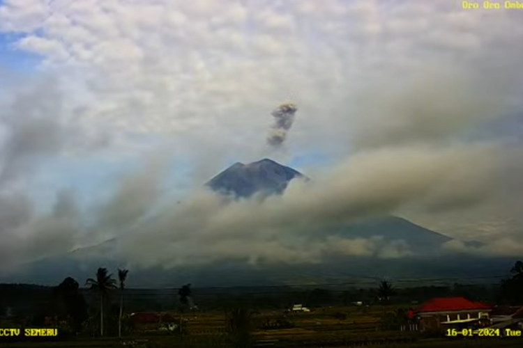 Erupsi Gunung Semeru luncurkan asap 1 KM, Selasa (16/1/2024)