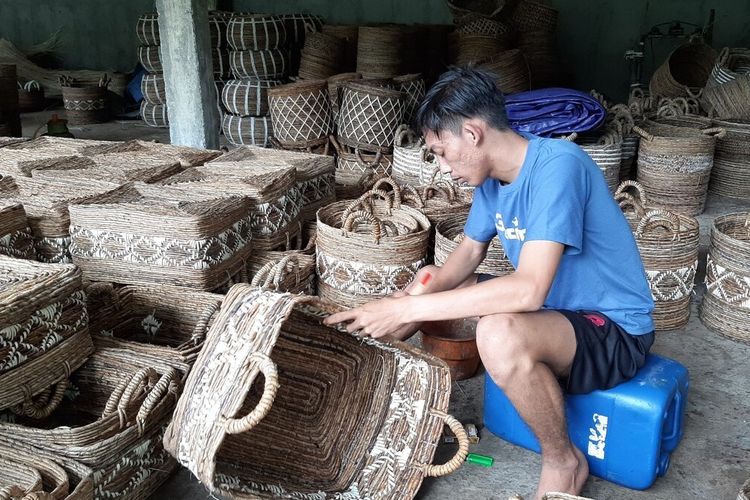 Kerajinan keranjang bahan gedebok pisang yang akan diekspor milik Wisnu Widodo di rumah Produksi di Ngestirejo, Tanjungsari, Gunungkidul Senin (4/1/2021)