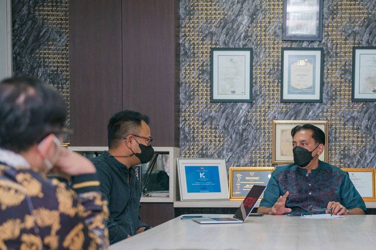 Ruben Hattari (tengah), Director of Public Policy, SEA, Netflix, berdiskusi dengan Chand Parwez Servia (kanan), Ketua Umum BPI, saat penandatanganan kerja sama penyaluran donasi bagi pekerja film Indonesia yang terdampak pandemi COVID-19.