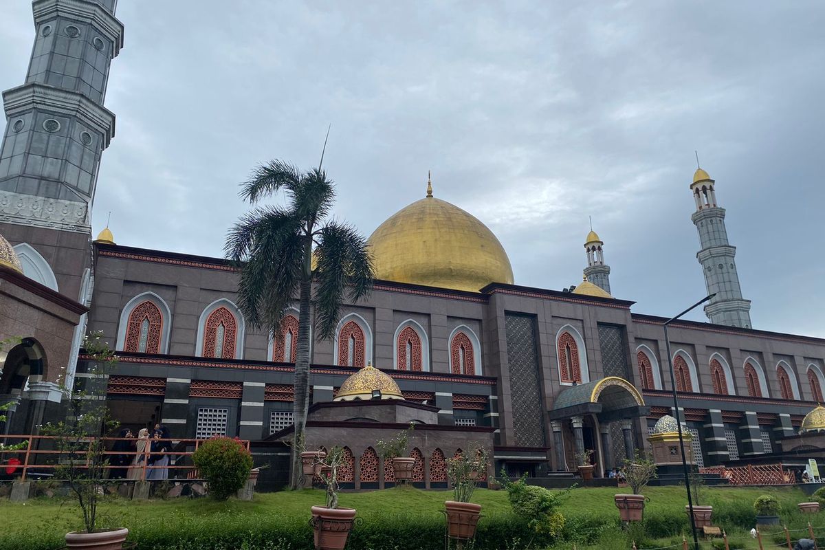 Masjid Kubah Emas di Jalan Meruyung Raya, Limo, Kota Depok, Sabtu (16/3/2024).