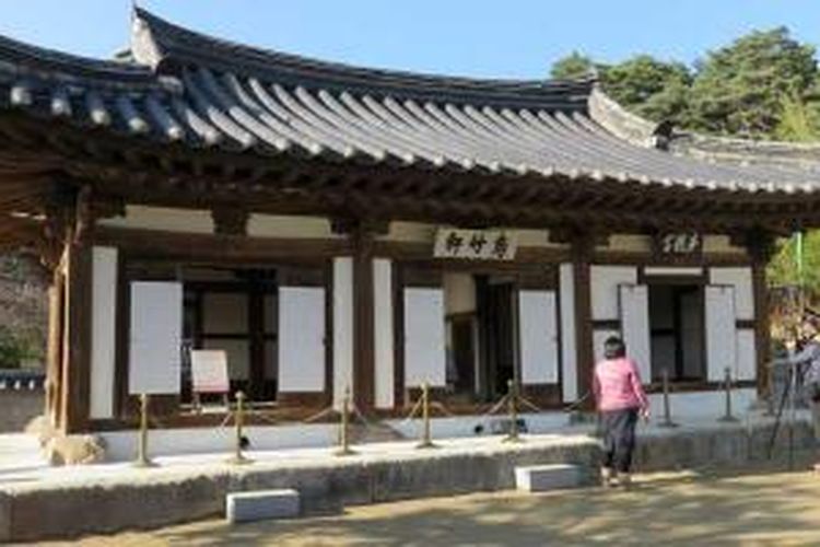 Shin Saimdang, mendidik putranya, Yulgok Yi Yi, hingga menjadi cendekiawan dan politikus penting Korea pada abad ke-15 di rumah ini. 