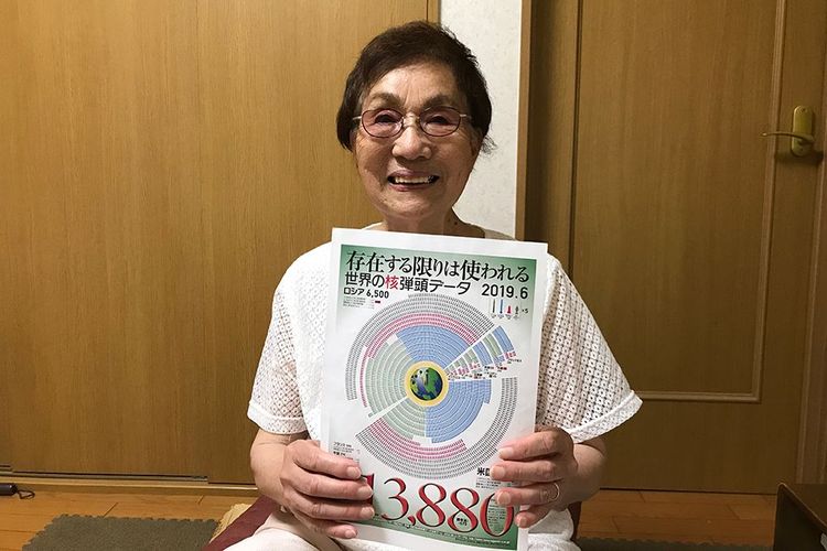Emiko Okada, yang selamat dari pemboman atom di Hiroshima, memegang diagram lingkaran yang menunjukkan jumlah senjata nuklir di dunia pada Juni 2019.