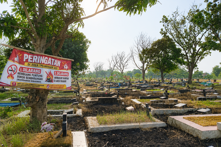 Usai Kebakaran, Pengelola TPU Mangun Jaya Pasang Spanduk Larangan Buang Puntung Rokok