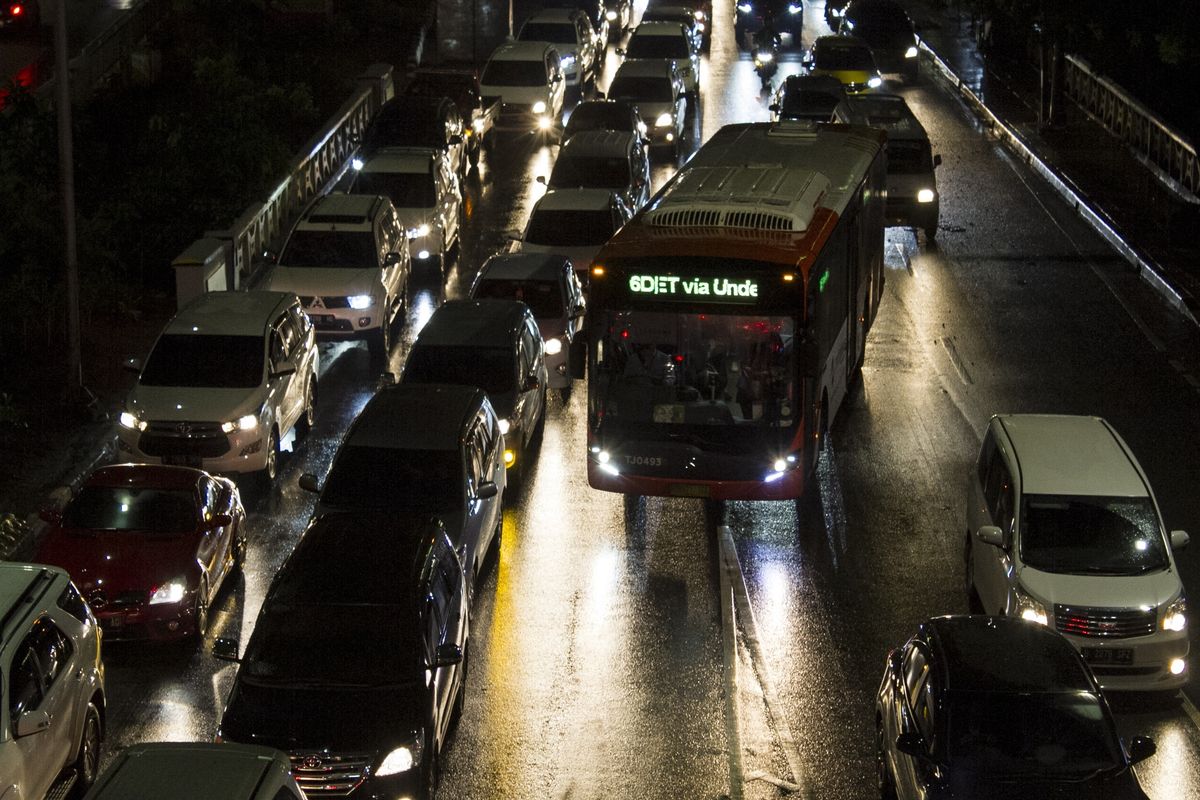 Akibat Jalan Prof Dr Satrio tergenang akibat diguyur hujan deras, kemacetan terjadi hingga ruas jalan Cassablanca, Menteng Dalam, Jakarta Selatan, Selasa (17/12/2019). 