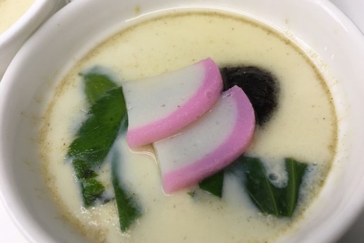 Chawan Mushi, makanan tradisional asal Jepang yang dikenal sebagai hidangan pembuka, usai dibuat oleh Chef Eko dalam acara Hokben Media Gathering di wilayah Jakarta Selatan, Rabu (6/12/2017). 