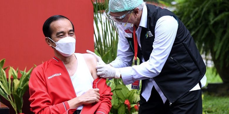 Presiden Joko Widodo (kiri) disuntik dosis kedua vaksin COVID-19 produksi Sinovac oleh vaksinator Wakil Ketua Dokter Kepresidenan Prof Abdul Mutalib di halaman tengah Istana Merdeka, Jakarta, Rabu (27/1/2021). Penyuntikan dosis kedua vaksin COVID-19 ke Presiden Joko Widodo tersebut sebagai lanjutan vaksinasi COVID-19 tahap pertama 13 Januari 2021 . ANTARA FOTO/HO/Setpres-Lukas/wpa/hp.