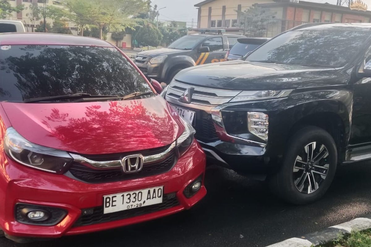 Mobil Pajero milik debitur di Lampung yang ditahan debt collector saat parkir di Mapolda Lampung, Minggu (28/9/2025)