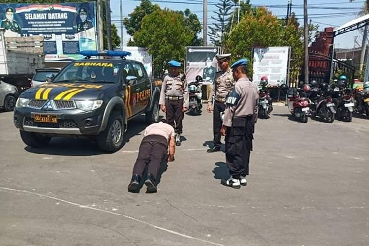 Oknum polisi yang melanggar lalu lintas di Bojonegoro, saat diberikan sanksi disiplin berupa push up.