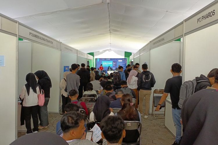 Suasana Job Fair di Alun-Alun Kecamatan Margaasih, Kabupaten Bandung, Jawa Barat, Kamis (21/8/2025) ratusan pencari kerja terlihat mengurimkan berkas melalui online di setiap stan perusahaan