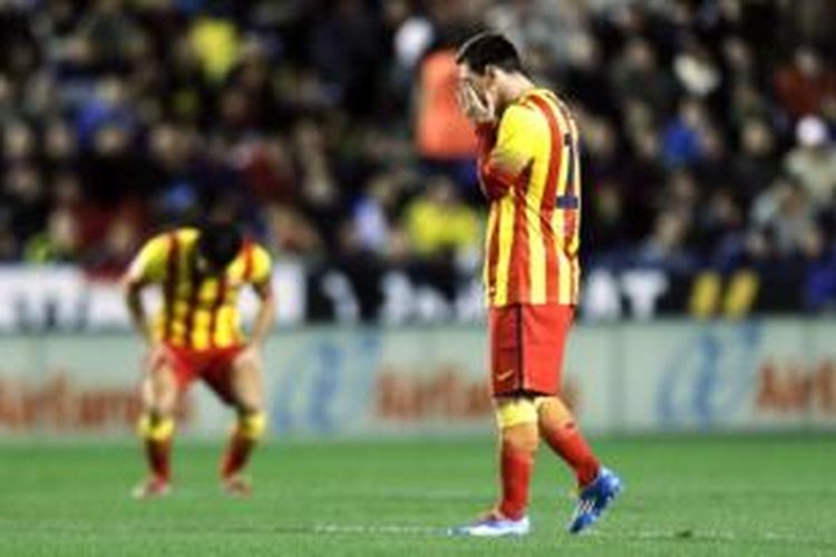 Striker Barcelona, Lionel Messi (kanan), kecewa karena gagal membawa timnya menang saat berhadapan dengan Levante pada laga Liga BBVA di Stadion Ciudad de Valencia, Minggu (19/1/2014).