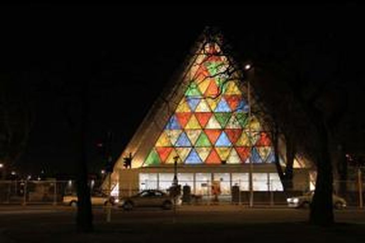 The Cardboard Cathedral, bersifat sementara dan telah diperhitungkan hanya mampu bertahan selama 50 tahun.
