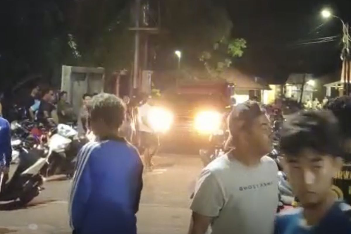 Insiden kecelakaan kerja terjadi di lingkungan Pembangkit Listrik Tenaga Uap (PLTU) Ketapang, Kalimantan Barat (Kalbar). Sebanyak 4 pekerja dilaporkan terperosok ke dalam cerobong pembakaran bahan bakar PLTU pada Rabu (21/1/2026) sore.