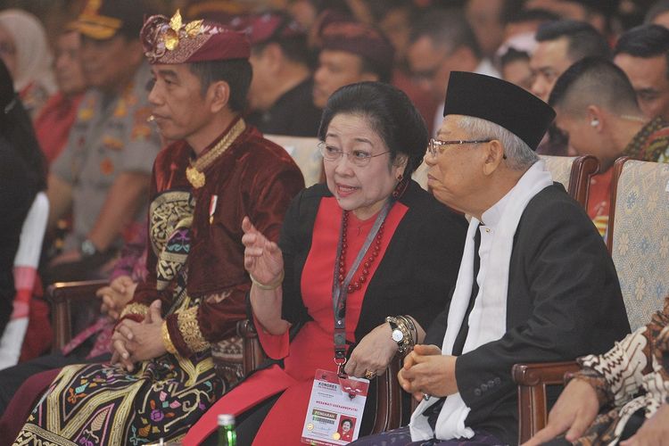 Ketua Umum DPP PDIP Megawati Soekarnoputri (kedua kanan) bersama Presiden Joko Widodo (kiri) berbincang dengan Wakil Presiden terpilih Maruf Amin (kanan) pada pembukaan Kongres V PDIP di Sanur, Bali, Kamis (8/8/2019). Kongres V PDIP yang berlangsung 8-11 Agustus 2019 tersebut dihadiri sekitar 2.170 peserta dari 514 Dewan Pimpinan Cabang (DPC), 34 Dewan Pimpinan Daerah (DPD), para pengamat dan sejumlah pimpinan partai politik. ANTARA FOTO/Nyoman Budhiana/ama.