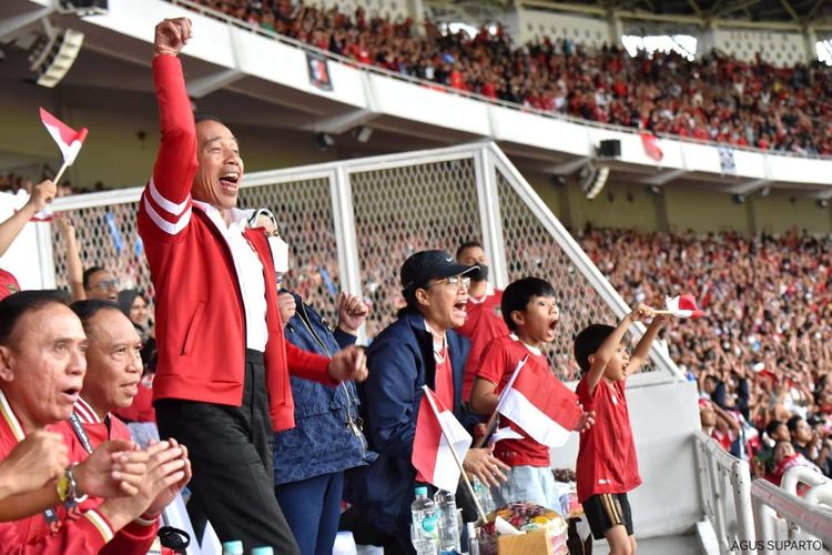 Ekspresi Presiden Joko Widodo saat merayakan gol timnas Indonesia ke gawang Thailand dalam laga lanjutan Grup A Piala AFF 2022 di Stadion Utama Gelora Bung Karno (SUGBK) Senayan, Jakarta, pada Kamis (29/12/2022) sore WIB.